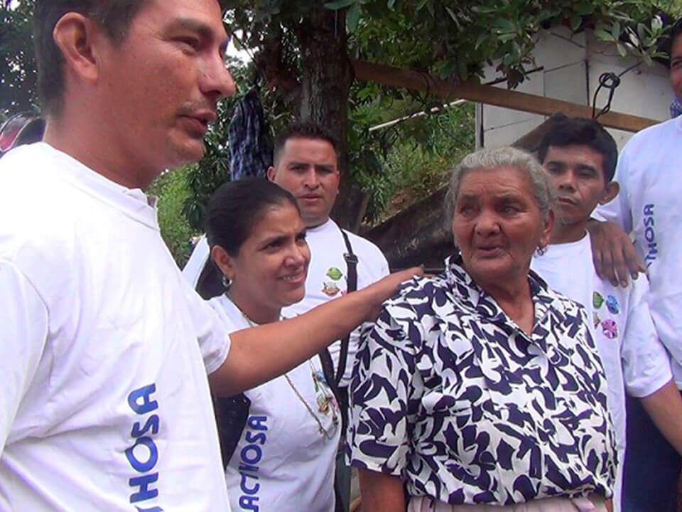 Colaboradores De LACTHOSA Sula Construyen Casa A La “Abuelita”