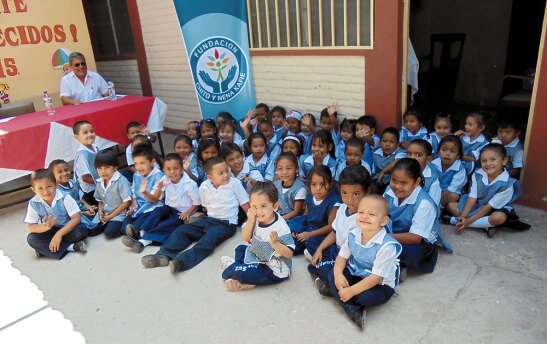 El Kínder “El Carmen” y el Centro Infantil “Antonio Casado”, ubicado el primero en la Quebrada “La Orejona” y el segundo centro, en la Colonia Peña Vieja, fueron algunos centros educativos beneficiados por la Fundación Chito y Nena Kafie. Para nuestra Fundación es de alegría colaborar en el mejoramiento de los centros educativos, y así garantizar la seguridad de más de 100 niños de escasos recursos económicos que asisten a diario a estos centros escolares. Agradecemos a Semanario FIDES por publicar un artículo sobre la labor de la Fundación Chito y Nena Kafie en el campo educativo.