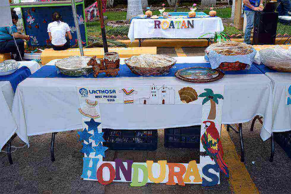 El stand de Honduras celebrando el Mes Patrio 2016