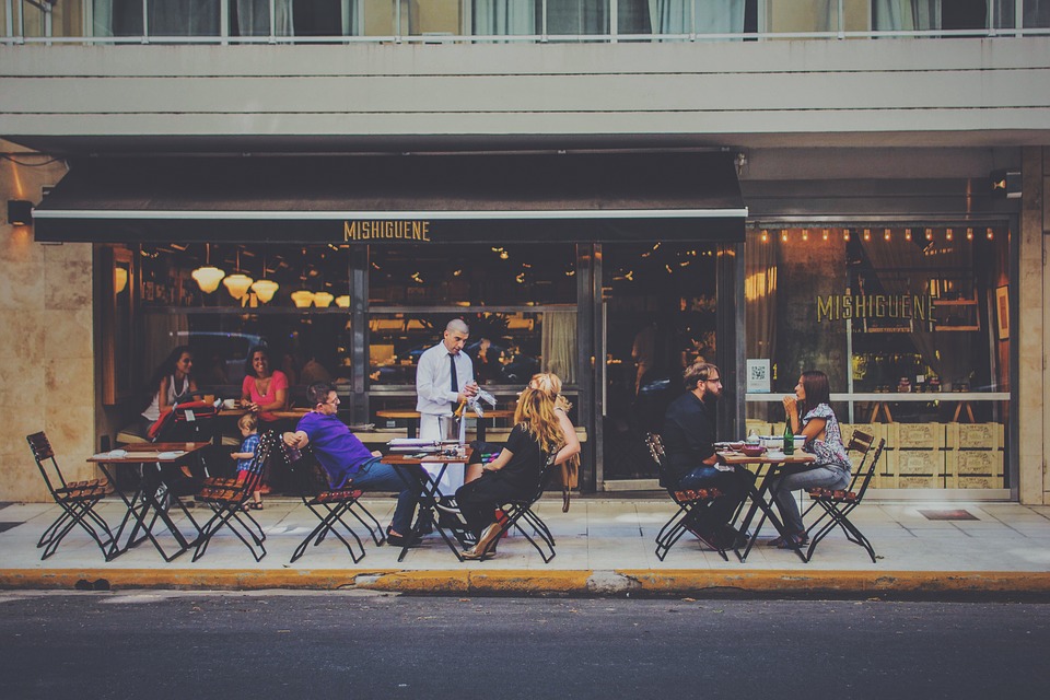 diferencia entre servicio al cliente y atención al cliente